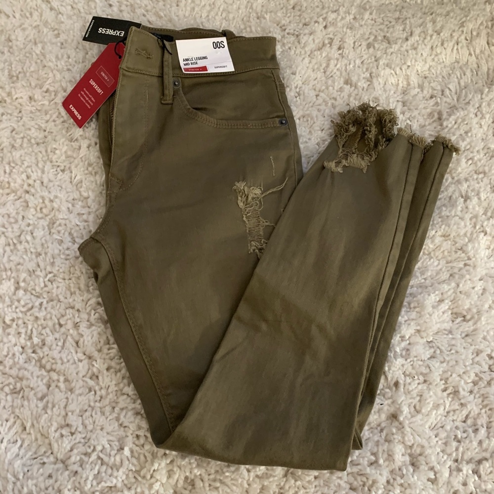 NWT‼️ EXPRESS Distressed Skinny Khaki Leggings